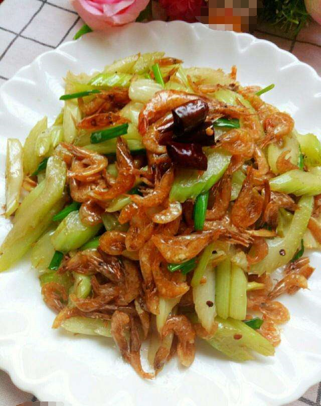 这道菜馋哭了虾米炒芹菜