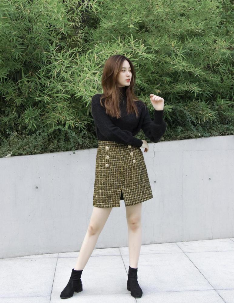 徐艺洋身穿一袭白色连衣裙,搭配一双精致的高跟鞋,清新又柔美,连衣裙