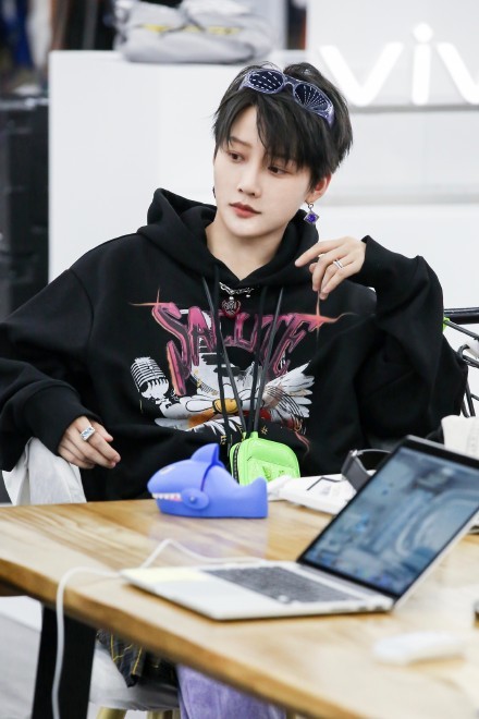 潮流合伙人刘雨昕私服穿搭简约而不简单酷飒范十足