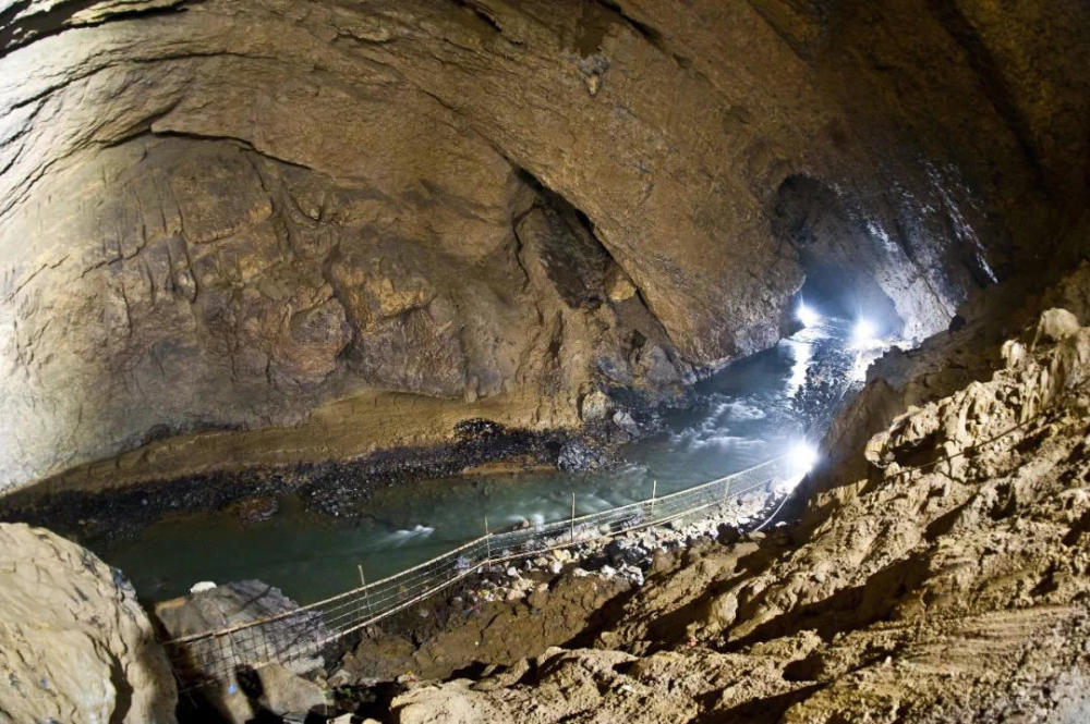 成贵高铁玉京山隧道跨越巨型溶厅暗河工程获"隧道行业奥斯卡奖"_腾讯