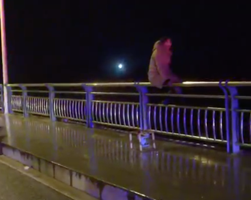 这次,跳河轻生女子被一把拽回!事发阜阳