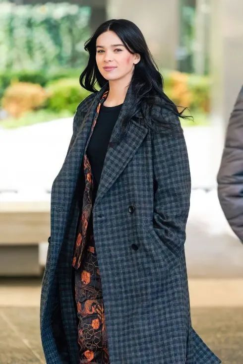 《鹰眼》全新剧照曝光,女主角笑容甜美,故事发生在《旺达幻视》之后