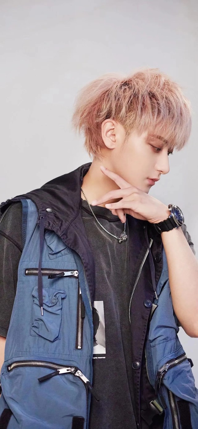 黄子韬你踏万千星河而来有乘舟奔赴远方