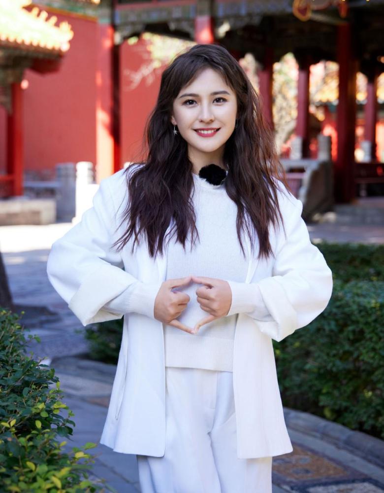 热依扎产后复出上综艺,白色套装披肩长发,温柔微笑气质太注目_腾讯