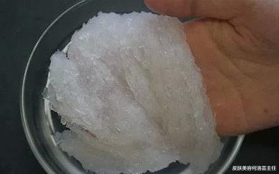 燕窝简单说就是燕子的唾沫(直接点说就是口水),而且不光光是唾沫.