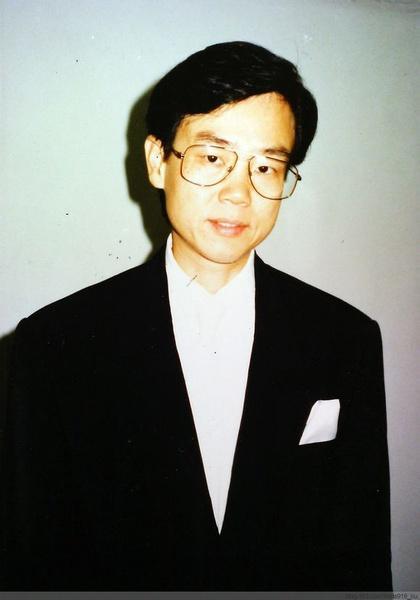 74岁黄百鸣夜店与美女耳鬓厮磨!曾与辣妹游艇狂欢!