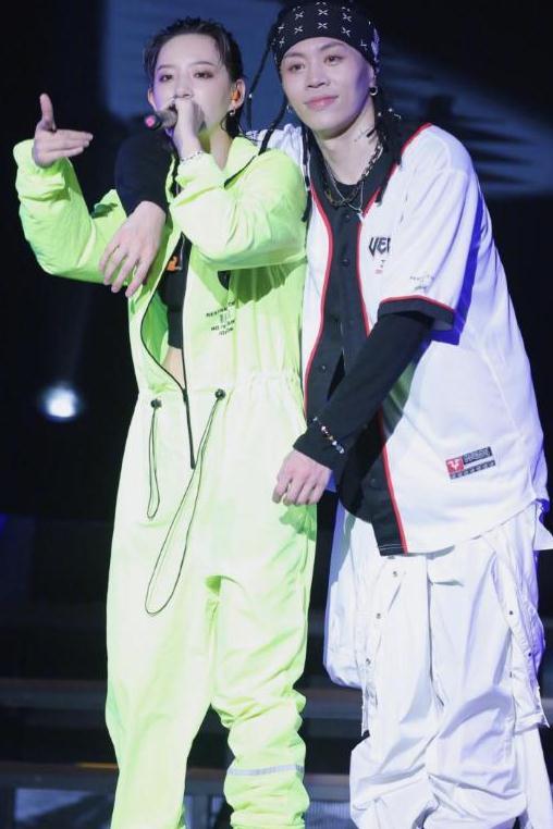 李斯丹妮帅出男友感穿荧光绿连体裤走嘻哈风真潮