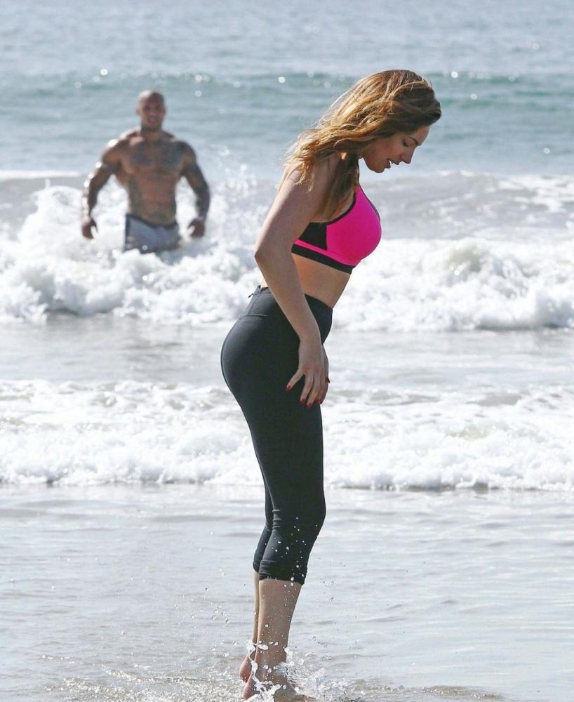 凯莉·布鲁克穿粉上衣和黑色健身裤魅力十足