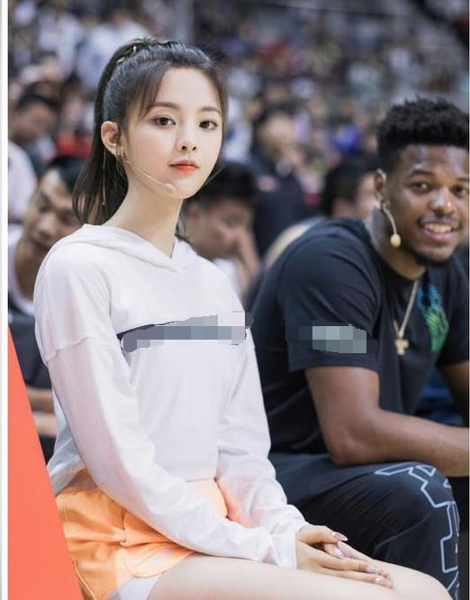 20岁杨超越晒泳池照自嘲不会游泳可意外暴露的素颜惊艳了