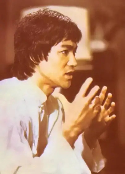 在《猛龙过江》还没有正式开拍的时候,她看到李小龙的发型总觉得不妥