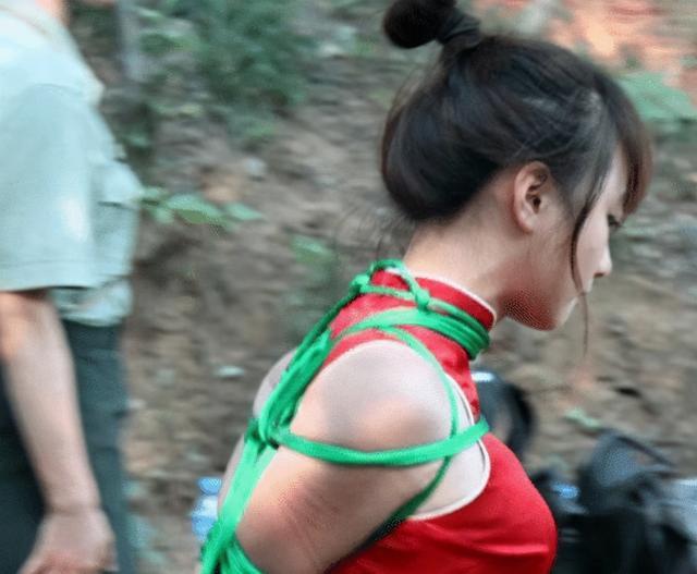 女演员拍摄被绑戏别人都在卖力演最后一张当观众瞎了吗