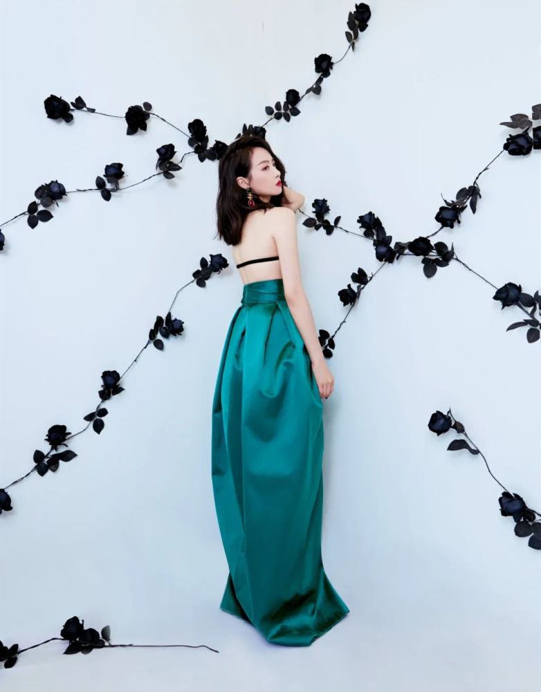 宋茜的造型师挑衣服的眼光绝了!礼服前后设计大胆又别致,尽显身材曲线