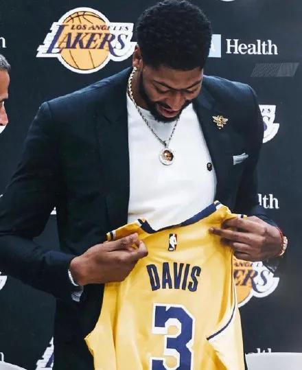 詹韦连线10周年!他这件t恤太暖心了