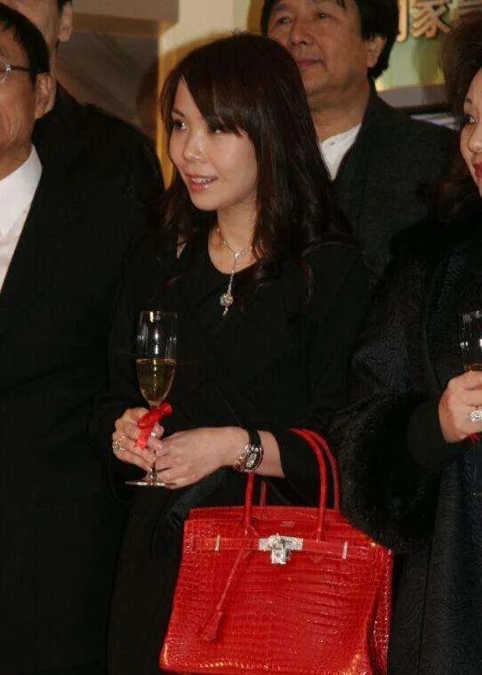 而甘比更是被媒体称为坐拥700个爱马仕的女人,甚至以300万的价格破了