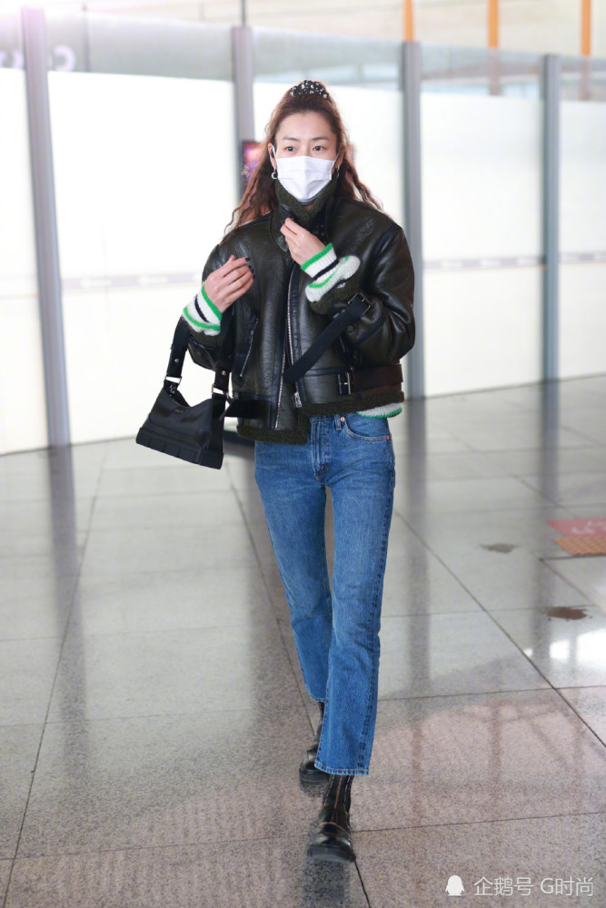 刘雯着皮毛一体夹克搭配牛仔裤轻松亮相,颇有些复古风的味道_腾讯新闻