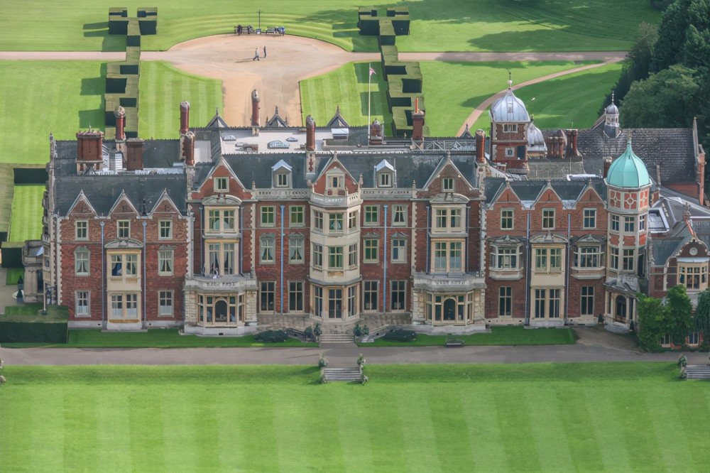 帕特里夏住在德辛汉诺福克村的桑德林厄姆附近,为女王工作了32年,其中