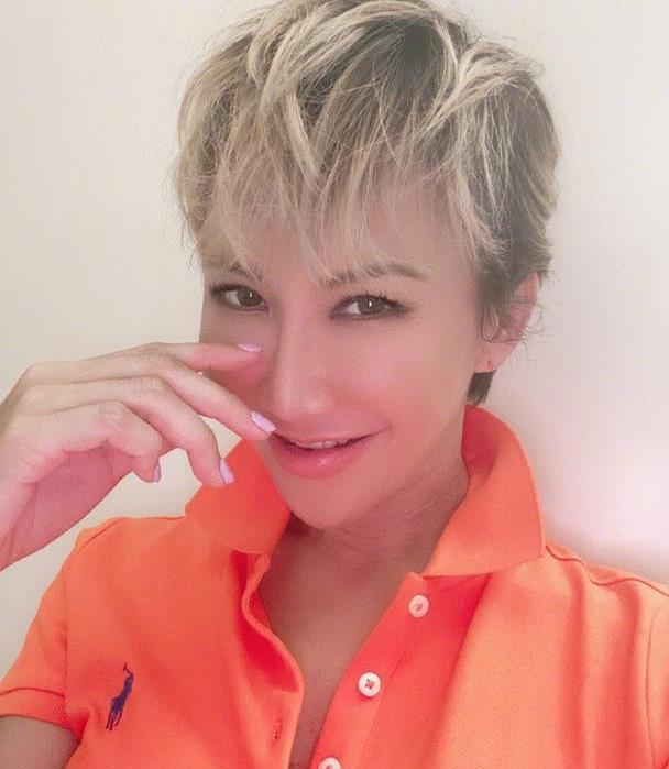 剪短发的李玟穿衣风格都变了,蓝西装 小黑裤知性优雅像变了个人_腾讯