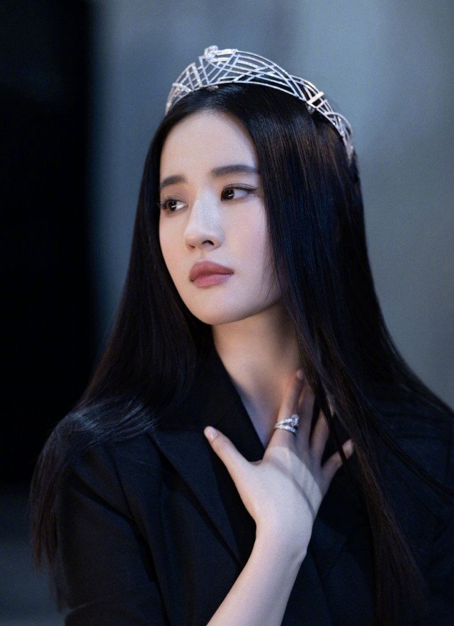 真神仙姐姐,刘亦菲穿纱裙戴皇冠,高贵又典雅