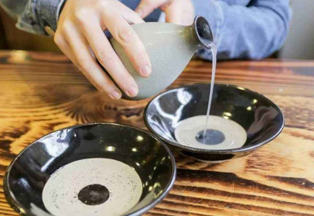 武松在景阳冈喝了18碗酒吃2斤熟牛肉正常人的胃真有那么大