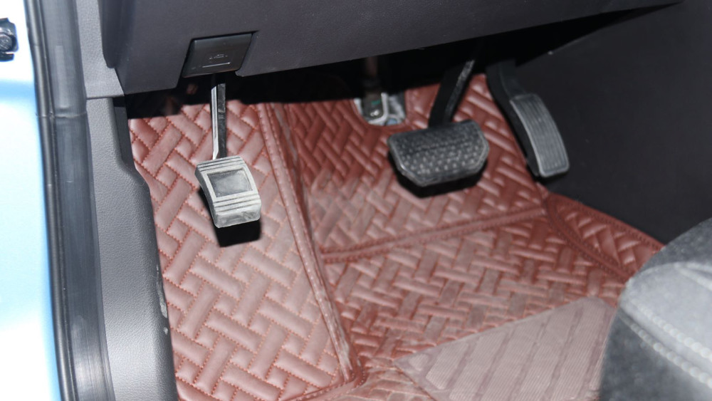 还有一点要说的是,哪吒v采用了脚刹设计!