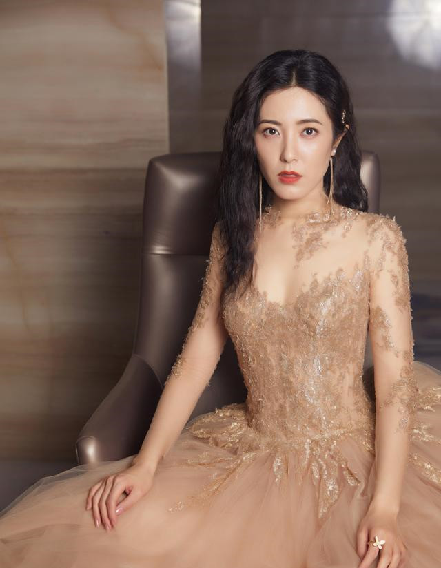 曾黎的颜值到底有多惊为天人?44岁穿裸色礼服,依然女神范儿_腾讯新闻