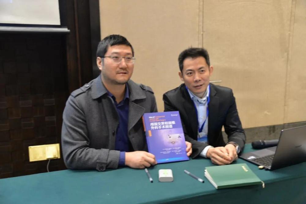 李维新主任颅颈交界和颈椎外科手术图谱出版并进行签名赠书