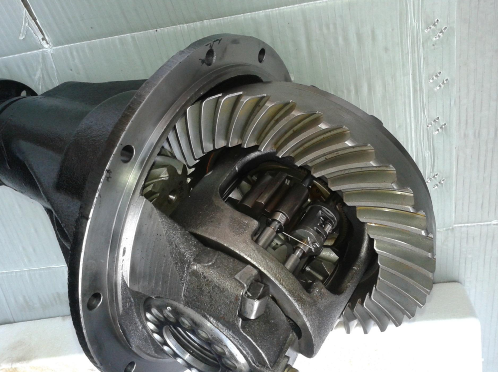 三把锁其实就是越野车的前桥差速锁,后桥差速锁以及中央差速锁.