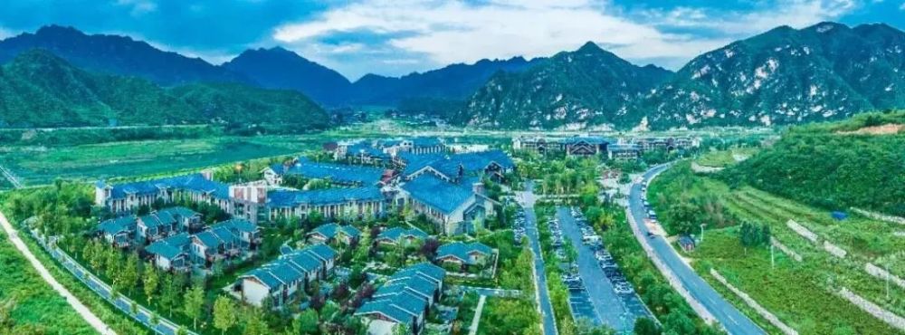 每逢周六,日,阿卡欢乐小镇山货嘉年华也将同步开放,畅享滑雪乐趣之余