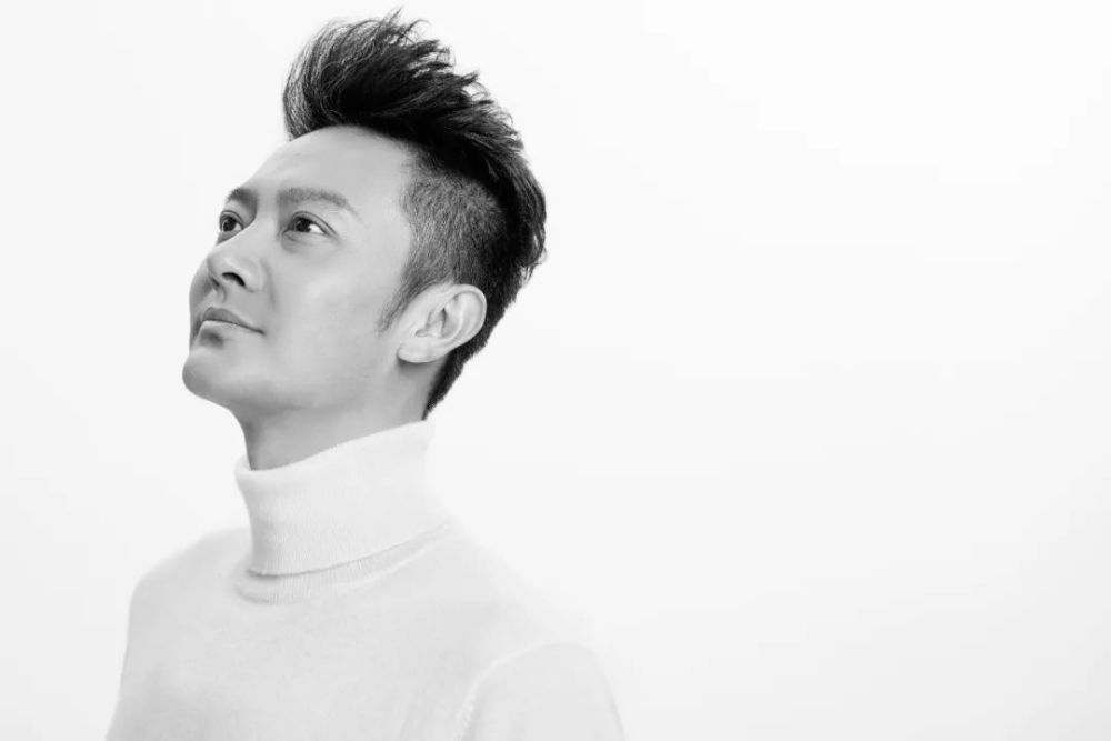 直到,在黄晓明的引荐下他出演了供电员"魏雷".