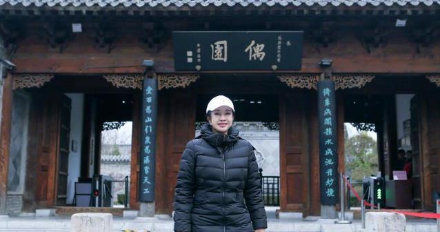 刘晓庆曾嫁给王晓玉被人讽刺贪图富豪的财产,毕竟王晓玉也比刘晓庆大