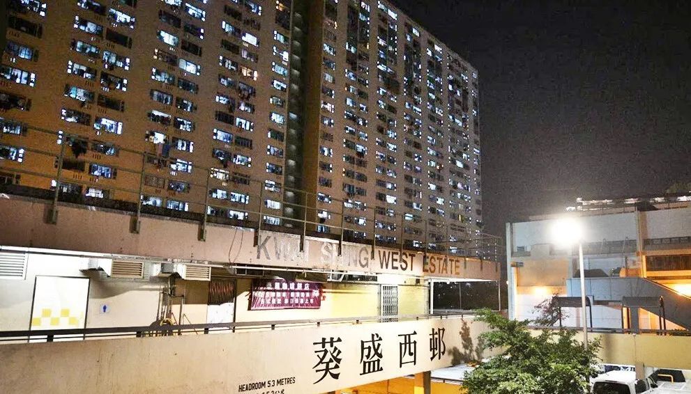 香港疫情大爆发,最严重的葵青区2周内有75人染疫,其中葵盛西邨8座案例