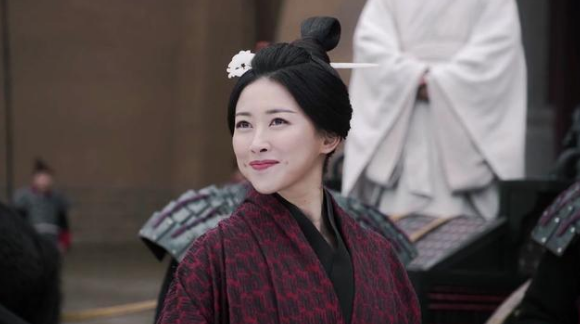赵姬原是一舞姬,嫁给了秦国压在赵国的质子 嬴异人 .