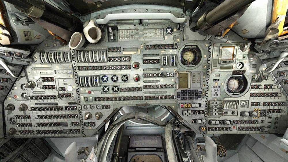 阿波罗指令舱控制面板密布开关,中部偏右是导航计算机