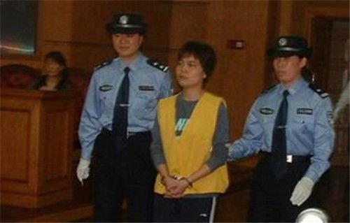 女子将男友杀害后藏尸阁楼十年，发现时，只剩下一堆白骨-腾讯新闻