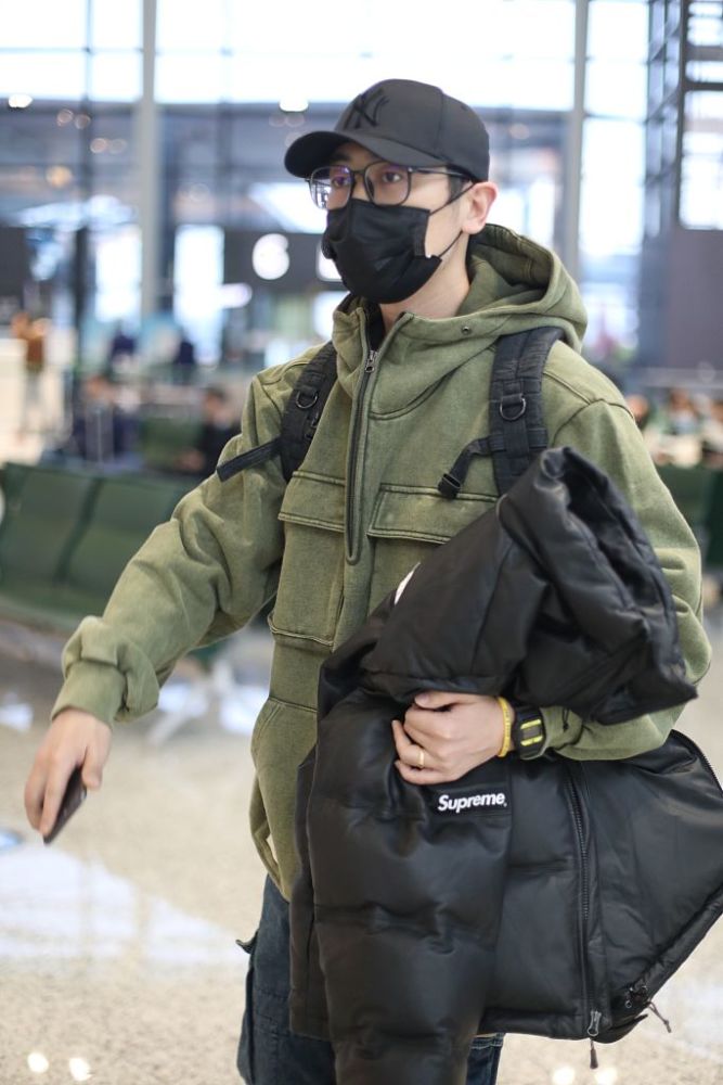 朱亚文穿军绿色休闲夹克随性时髦 背双肩包高大帅气成机场焦点_腾讯