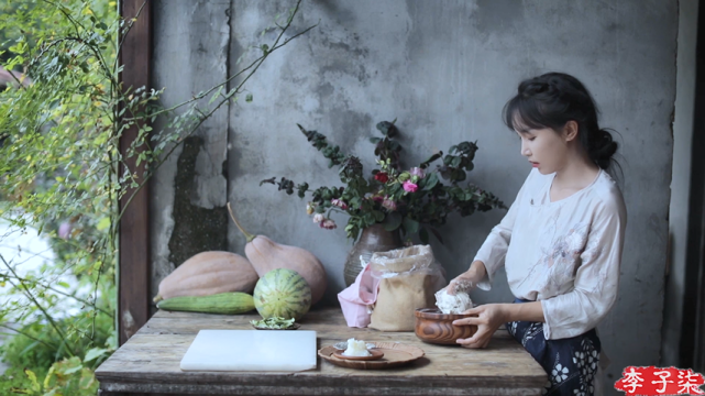 但却并未改变李子柒的本心,反而在生活的泥泞中变得坚韧,也成就了她对