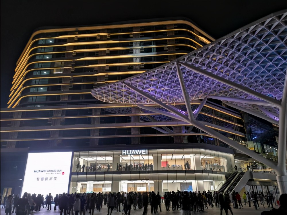 打造有温度的零售华为旗舰店成都万象城火热开幕