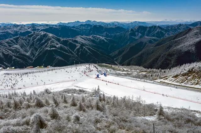五峰国际滑雪场,湖北人自己的天然滑雪场