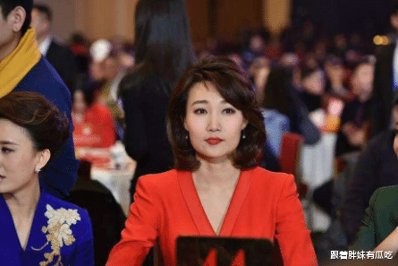 央视主播李梓萌主持13年一直戴假发摘下头套的她什么样