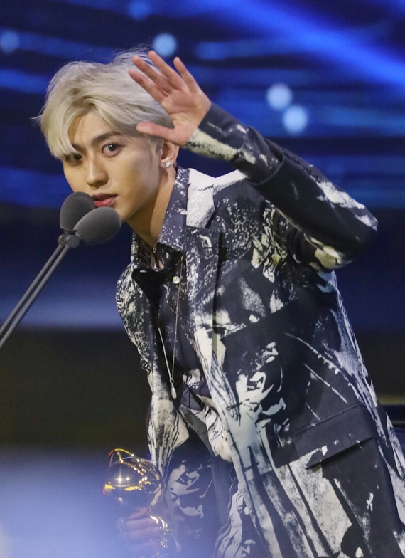 蔡徐坤咪咕汇生图神似刘雨昕但唯独注意到穿宽松裤的腿