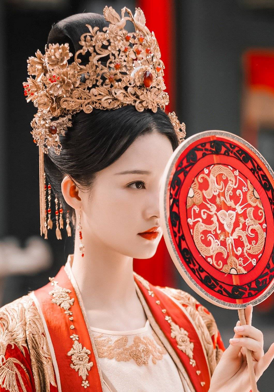 赵丽颖的嫁衣,鞠婧祎的嫁衣,哪位女明星的古装嫁衣惊艳了你?_腾讯新闻