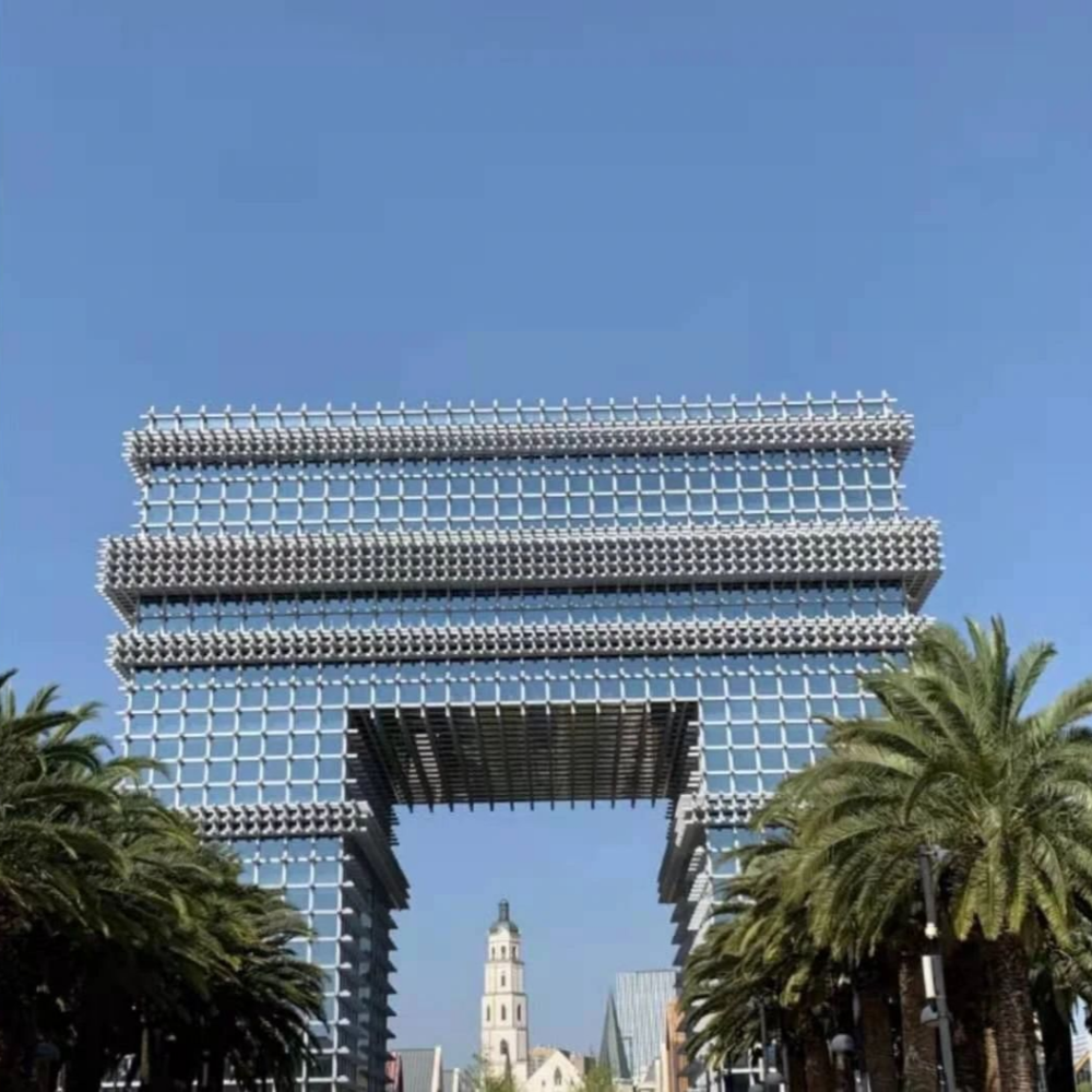 来到公园的门口,首先看到的就是那个复刻的凯旋门,白天不是很出彩,但