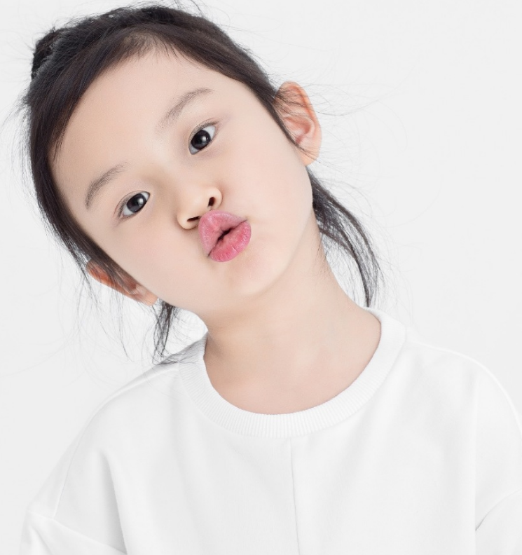 "丑娃逆袭"只服甜馨,近照已成甜美公主,终于看清像爸还是妈_腾讯新闻