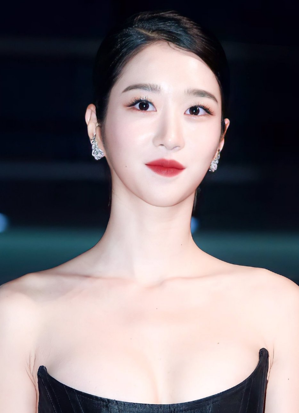 徐睿知不愧是"韩国第一美女"!看她穿抹胸裙露面时,男粉都慌了