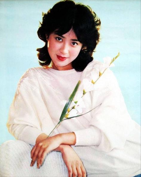 傅艺伟从年轻美到老穿西装搭小礼帽洋气时尚56岁风采依旧