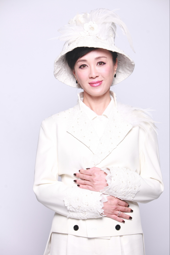 傅艺伟从年轻美到老穿西装搭小礼帽洋气时尚56岁风采依旧