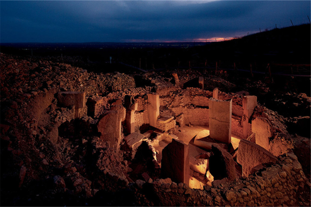 外星人来地球的"证据"?科学家发现10000年前的巨石阵,谁留下