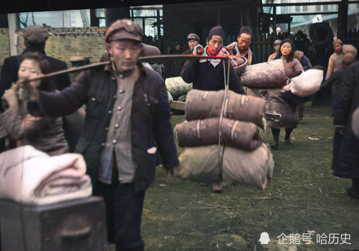 老照片1949年南京国民党撤退抓壮丁老百姓牵着牛逃难