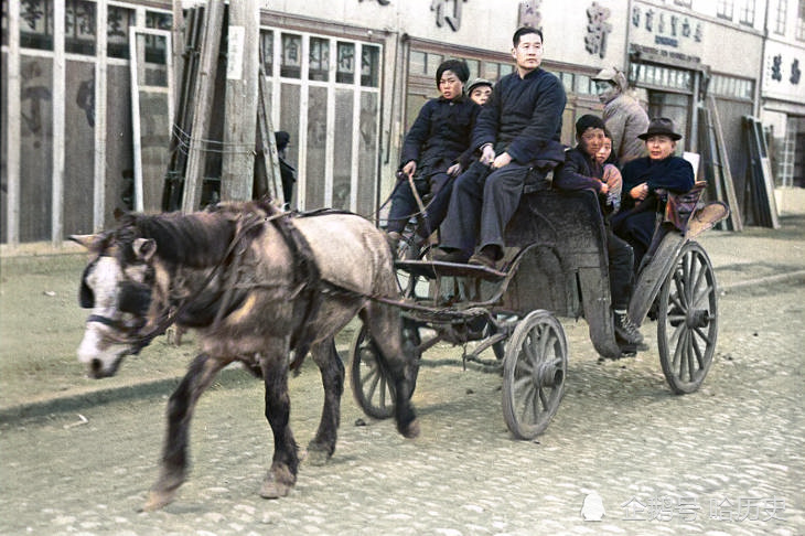 乘坐马车离开南京的老百姓和国民党士兵.