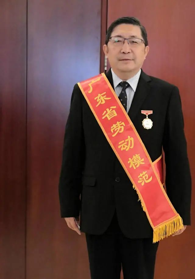 飞机上蹲地37分钟吸尿救人医生张红被评为广东省劳动模范